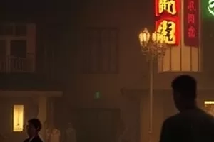 中文在线观看首页主推画面，蓝色调书架上整齐排列着多部华语剧集封面