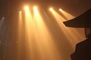 悬疑剧《蓝色台风预警》封面，被风吹弯的树与灰蓝天空